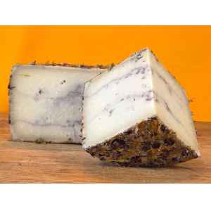 Queso de Oveja Artesano; mit Rotwein, Blten & Aromen von Heu